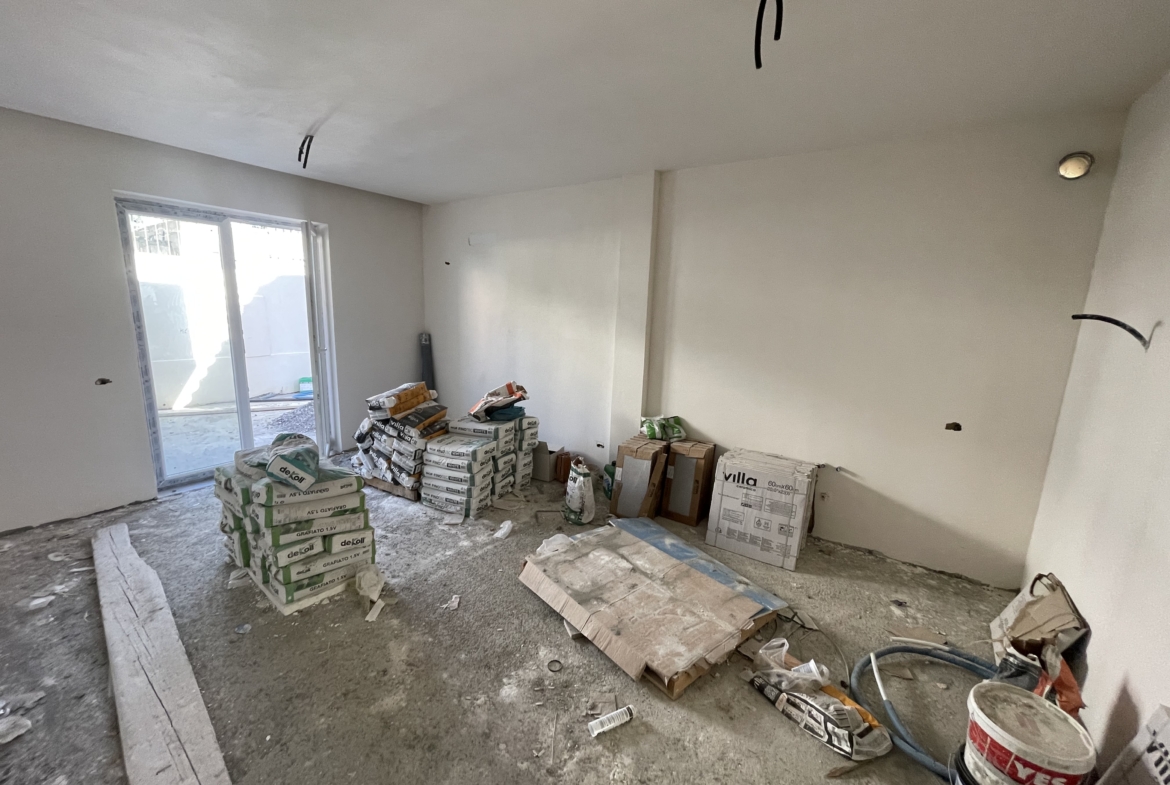 Apartament 1+1 me oborr dhe depo në shitje pranë Spitalit Durrës