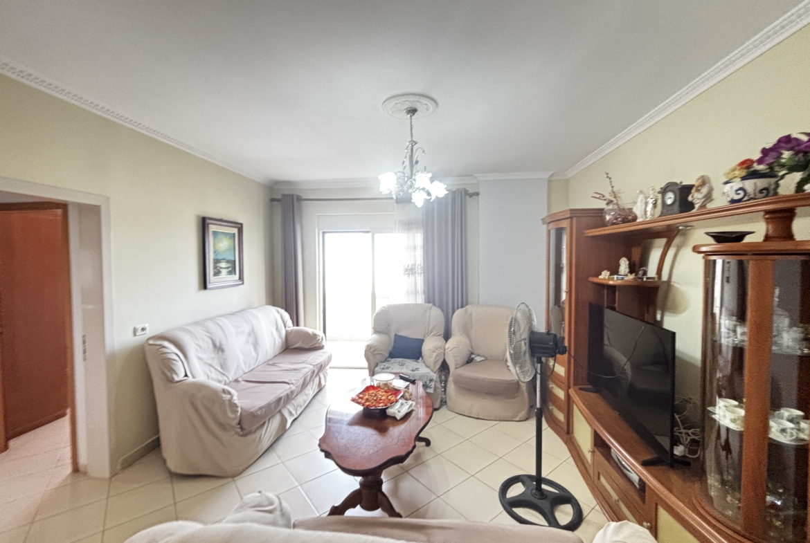 Shitet apartament 2+1 në qendër të Durrësit me tarracë